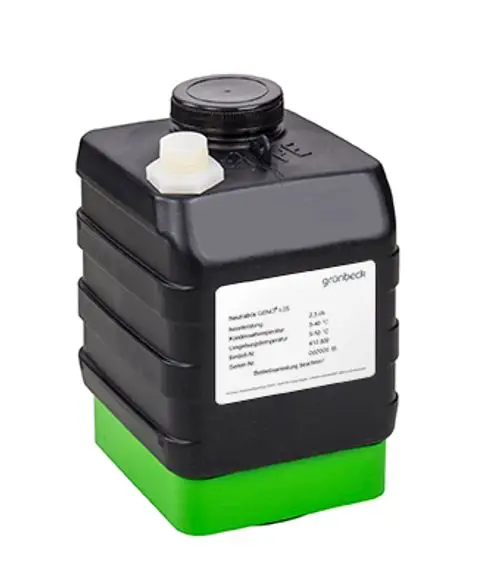 Schwarze Plastikbox mit grünem Boden, vorgesehen für den Austausch von Wasseraufbereitungssystemen, mit zwei Öffnungen an der Oberseite. Marke Grünbeck.